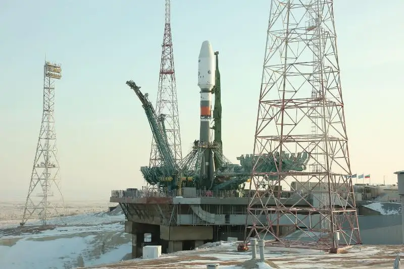 Ракета «Союз» с грузовым кораблем и модулем «Причал» установлена на стартовой площадке Байконура