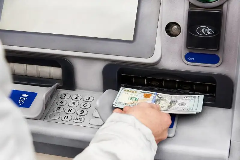 Ózbekstandaǵy bankomattar shetel valıýtasyn aıyrbastaýdy toqtatty