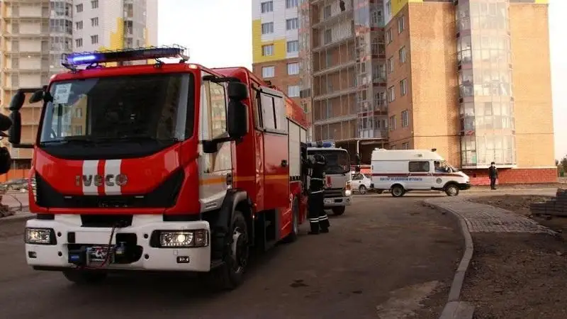 Qaraǵandylyq órt sóndirýshiler bıik ǵımarattardaǵy órtti qalaı sóndiretinin kórsetti