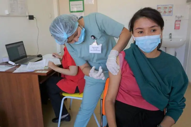 Свыше 300 человек за день привились вакциной Pfizer в Алматы