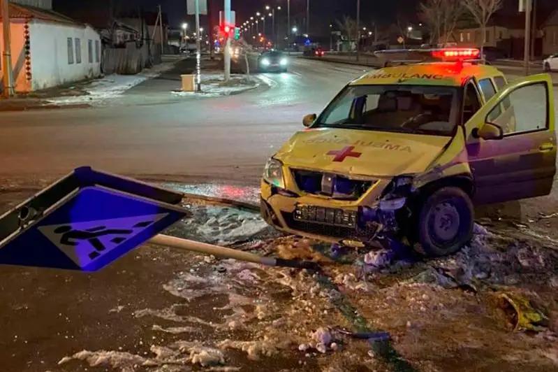 Atyraýda jedel járdem kóligi apatqa ushyrap, eki jolaýshy aýrýhanaǵa tústi
