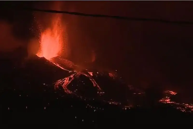 Остров Пальма накрыло лавой: тысячи людей эвакуируют