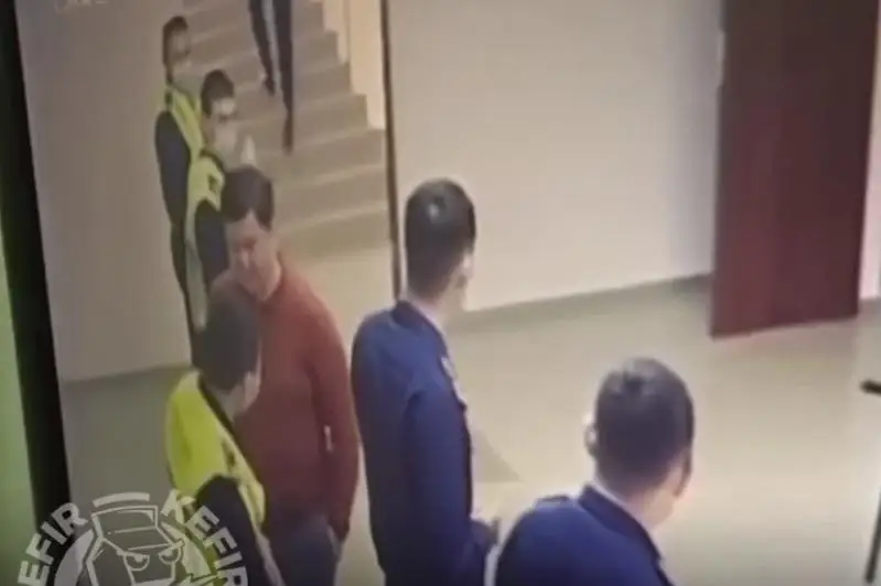 Видео с сотрудниками ЛОП в аэропорту Нур-Султана: начата служебная проверка