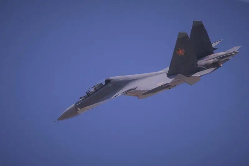 Экипажи фронтовой авиации выполняют учебно-тренировочные полеты