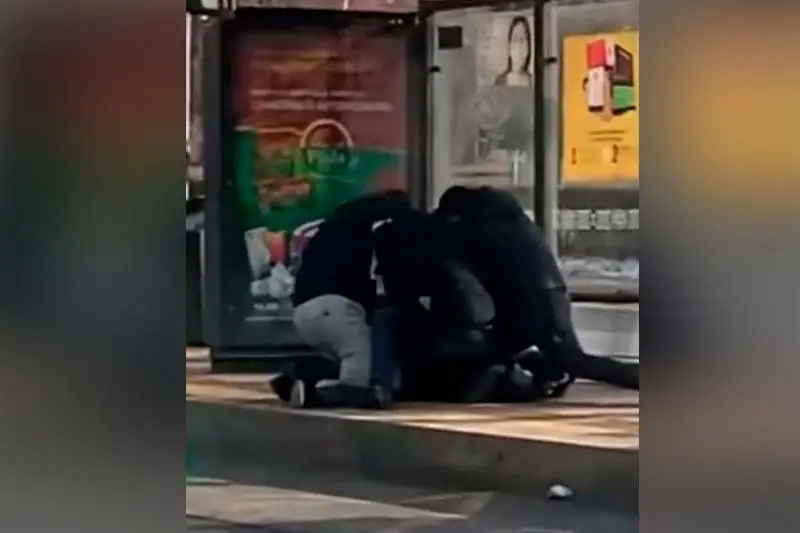 Almatyda ury ózin toqtatpaq bolǵan polıtseılerdiń birine pyshaq saldy