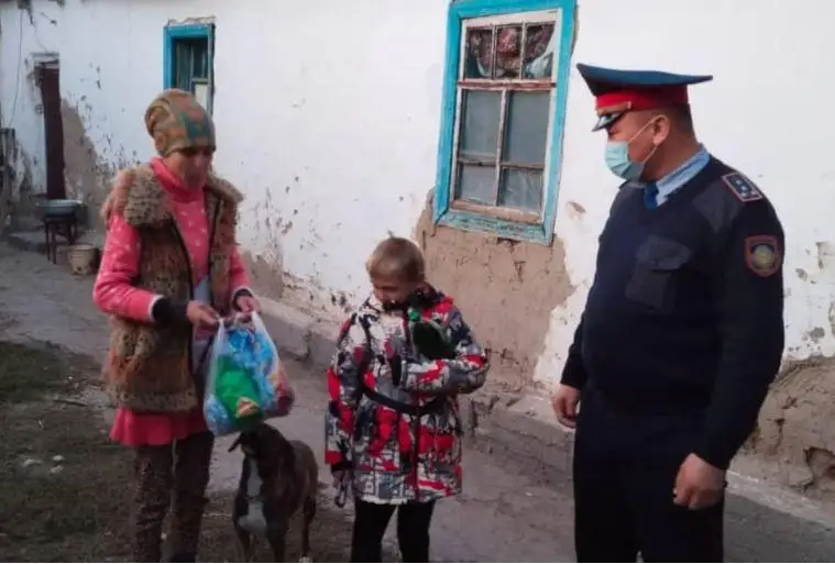 Shý vokzalynda qaıyr surap júrgen 9 jasar balanyń máselesin komıssııa qaraıtyn boldy