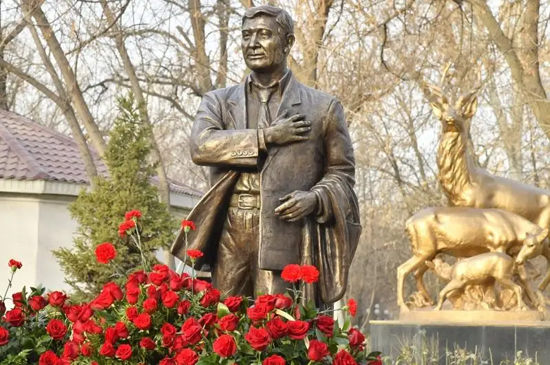Táýelsizdiktiń 30 jyldyǵy: Shymkentte Ózbekáli Jánibekovke kompozıtsııalyq músin ornatyldy