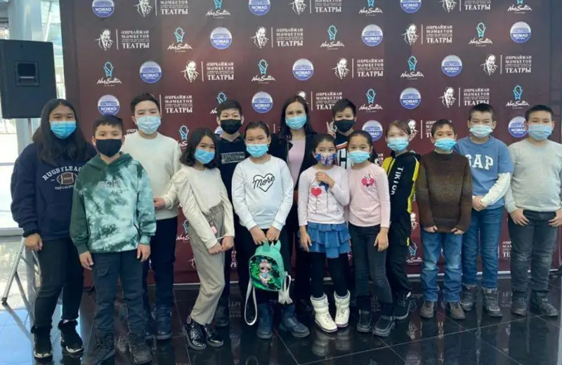 ەلوردالىق وقۋشىلار ءبىر جىل بويى تەاترعا تەگىن بارادى