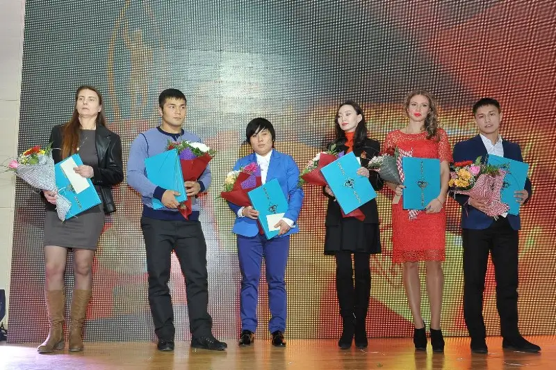 спортсменов 