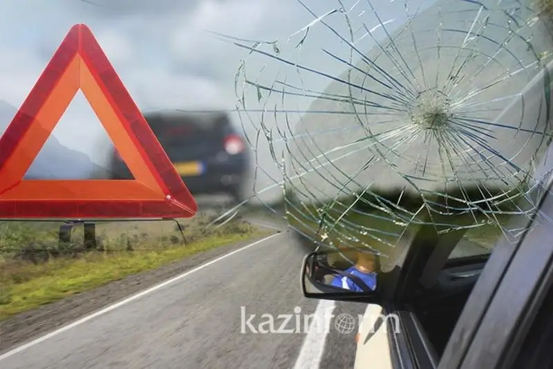 Автомобиль врезался в дерево в Алматы: четыре человека пострадали