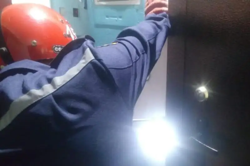 Двухлетний ребёнок закрыл маму на балконе в Семее