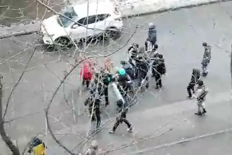 Qańtar oqıǵasy: Polıtseıler men áskerılerge shabýyldaǵan sát túsirilgen jańa vıdeo jarııalandy