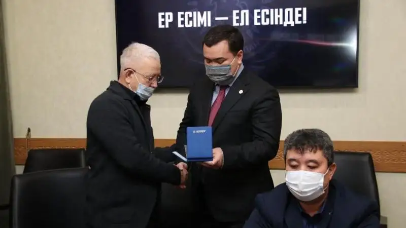 Qaraǵandyda Ulttyq ulannyń qaza tapqan sarbazdarynyń týǵan-týystaryna marapattar tabys etildi