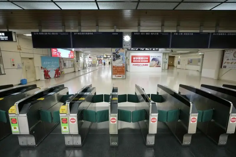 Сильный снегопад обрушился на север Японии и нарушил движение транспорта