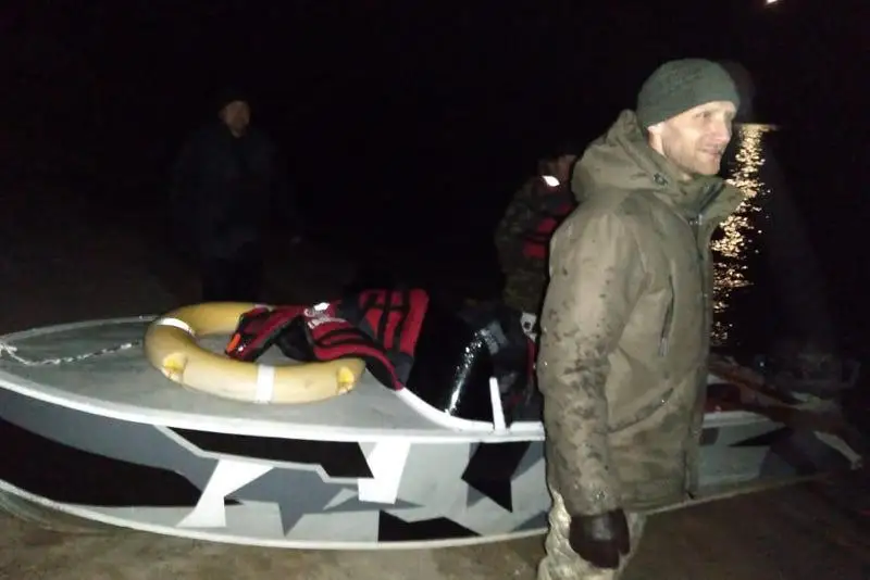 Спасатели отбуксировали лодку с тремя пассажирами на берег Иртыша в ВКО