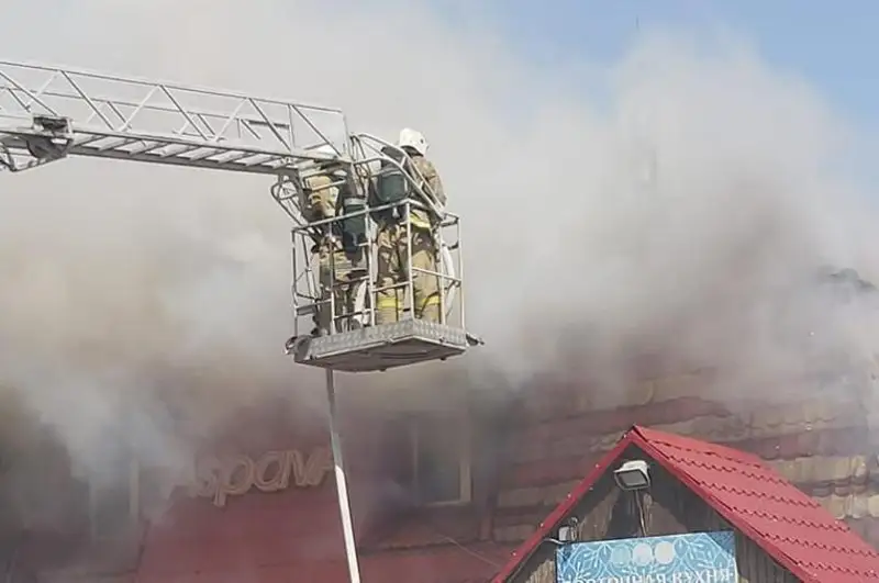 В Атырау 45 пожарных тушили горевший ресторан