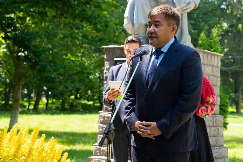 В Украине почтили память казахского солдата Серикбая Муткенова