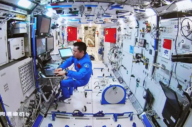 Китайские космонавты вышли в открытый космос