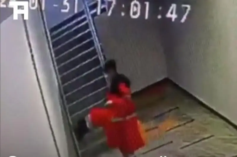 Turǵyn úıdiń lıftin aıaqpen teýip shaqyrǵan astanalyq feldsherge aıyppul salyndy