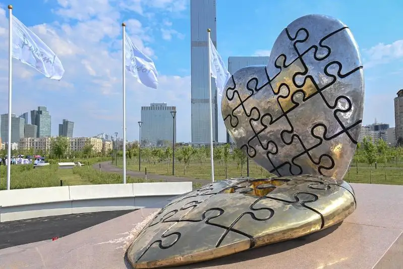 Аллея врачей: как выглядит новое общественное пространство левобережья столицы