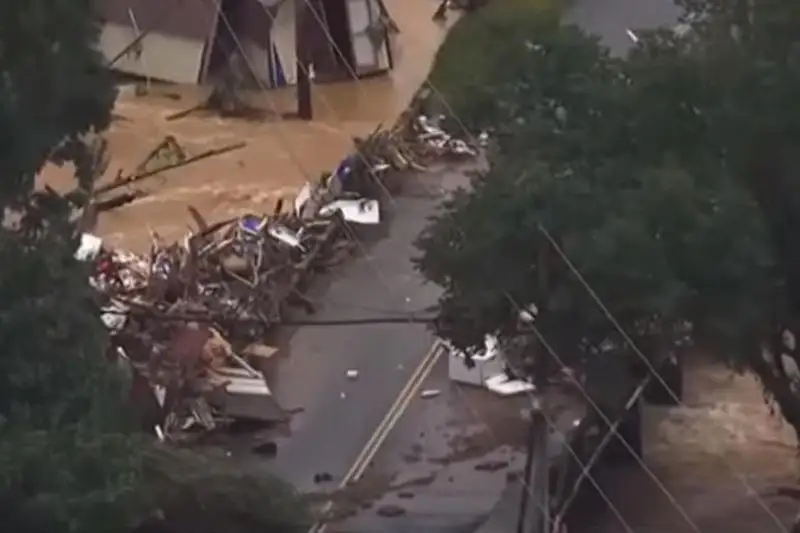 Почти 100 тысяч домов остались без света из-за тропического шторма «Генри» в США