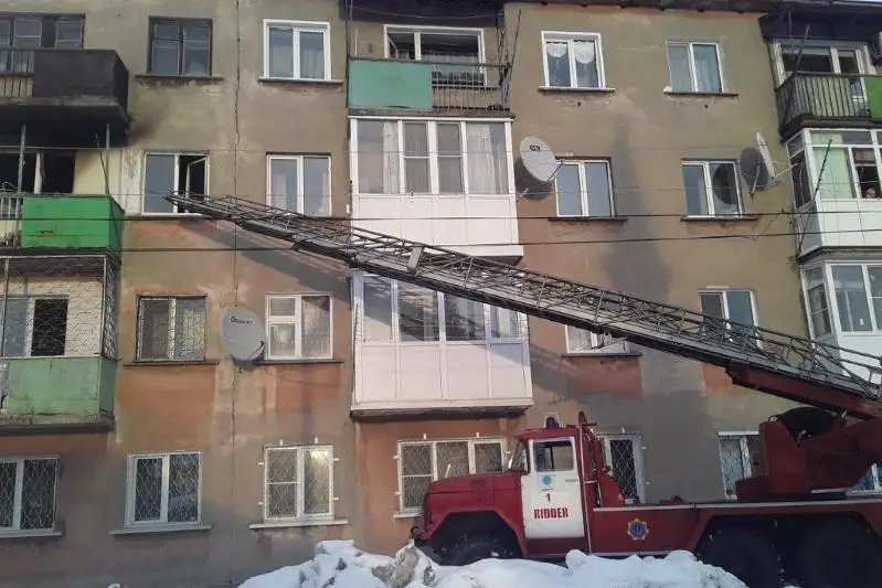 11 человек эвакуировали при пожаре в Риддере