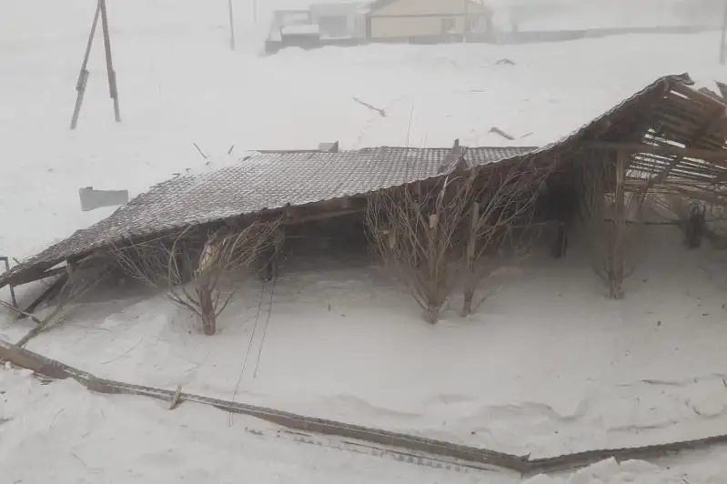 Сильный ветер снес крышу дома культуры в Акмолинской области