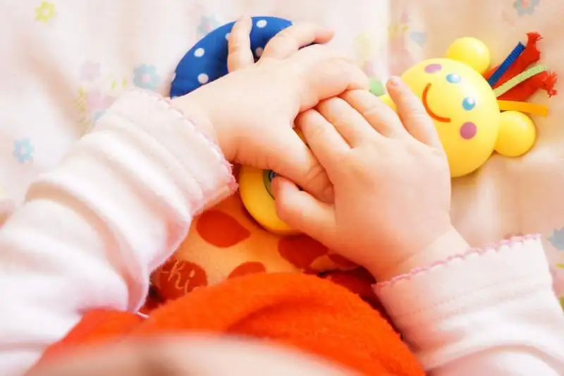 Павлодарка оставила 6-месячную дочь соседке и пропала на неделю