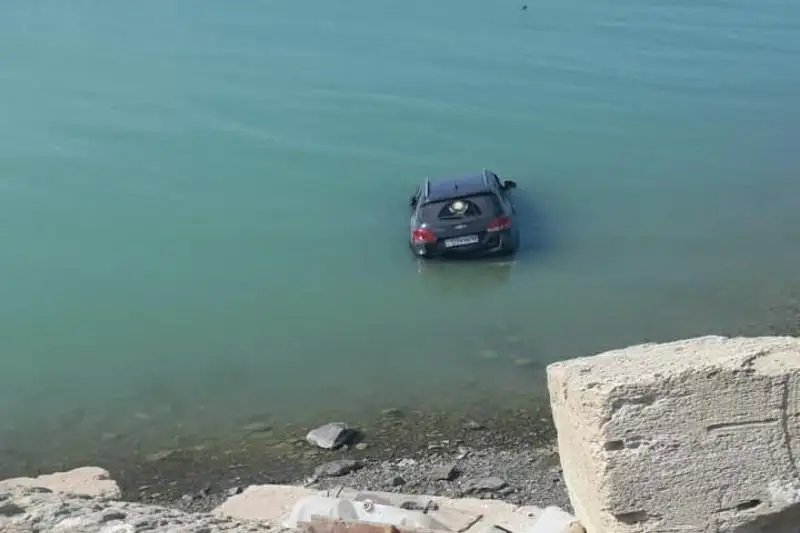 Автомобиль упал в Каспийское море