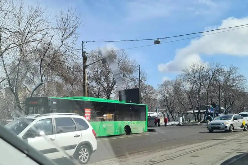 Алматыда жүріп бара жатқан автобустың артқы дөңгелегі ұшып кетті