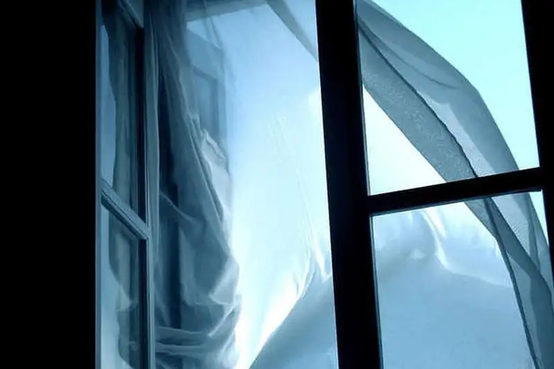 Беременная женщина пыталась выпрыгнуть из окна роддома в Алматинской области