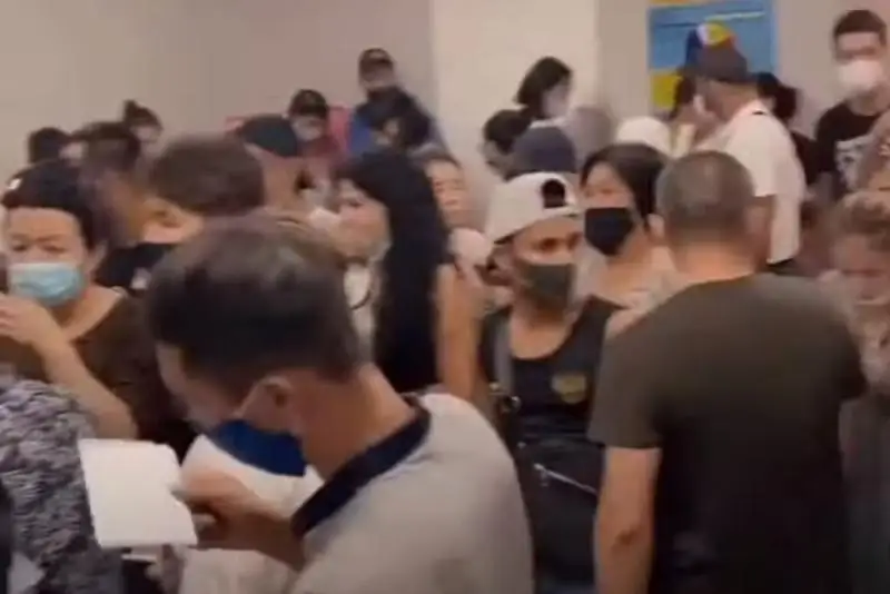 Столпотворение в очереди на вакцинацию сняли на видео в Актау