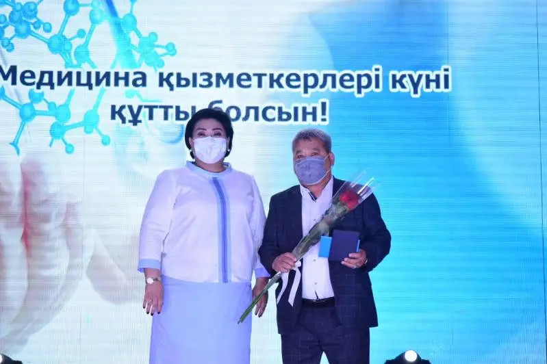 Atyraýda medıtsına qyzmetkerleri marapattaldy