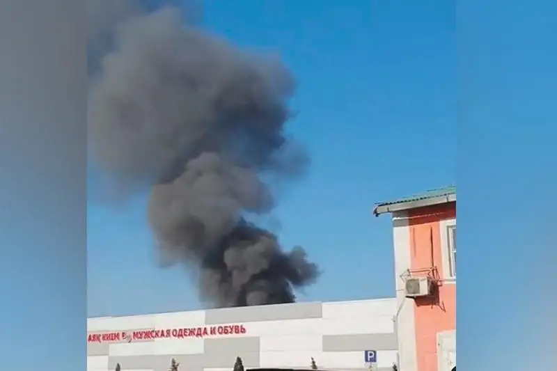 Пожар в районе барахолки сняли на видео в Алматы