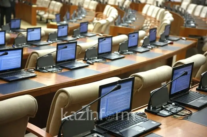 Prezıdent sheneýnikterdi jıyndardyń kóbin onlaın formatta ótkizýge shaqyrdy