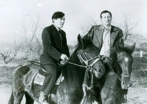 Сол жақта ақын Мұхтар Шаханов, оң жақтағы Е.Евтушенко.