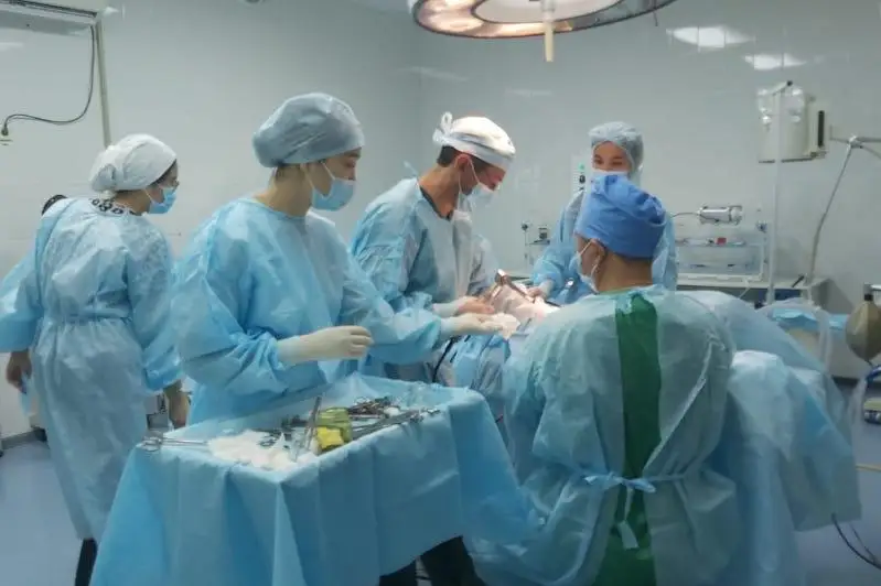 Атырауда елордалық білікті дәрігер бес балаға ота жасады