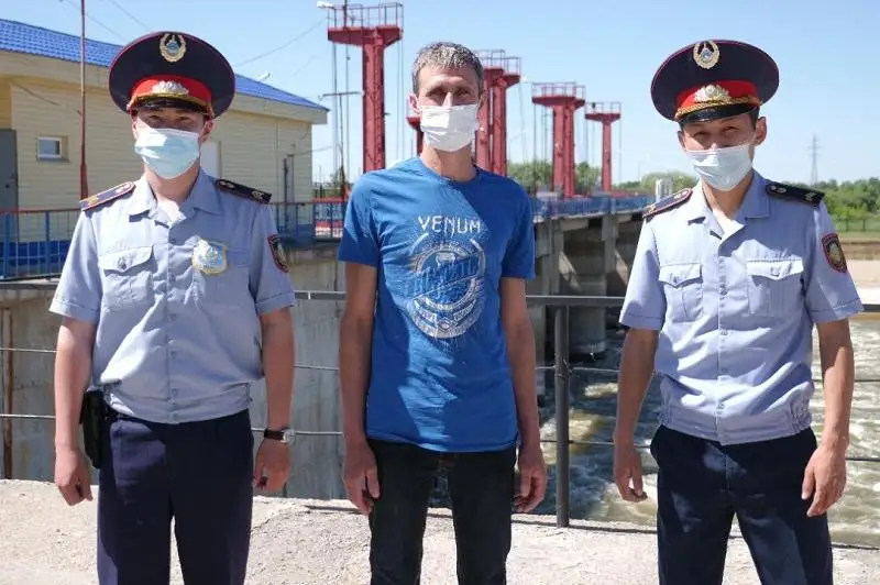 Лодка с рыбаком едва не попала в водоворот на дамбе в Петропавловске