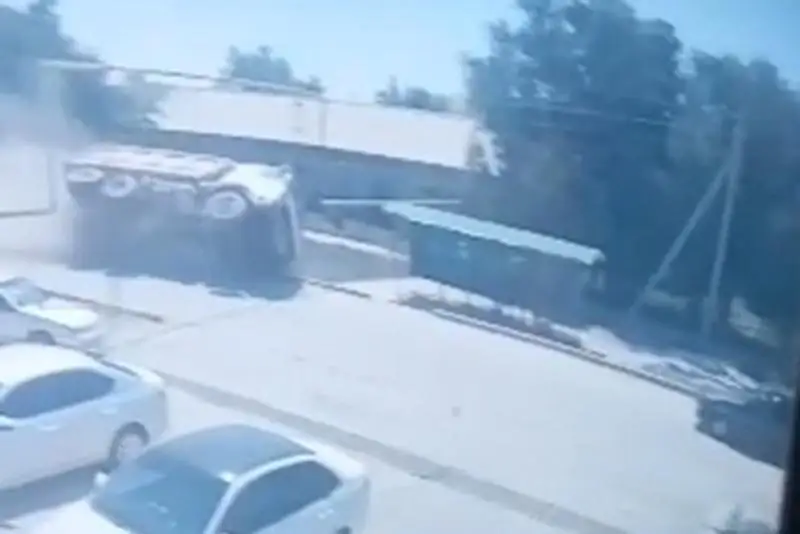 КамАЗ опрокинулся в Аксае, задев автобусную остановку