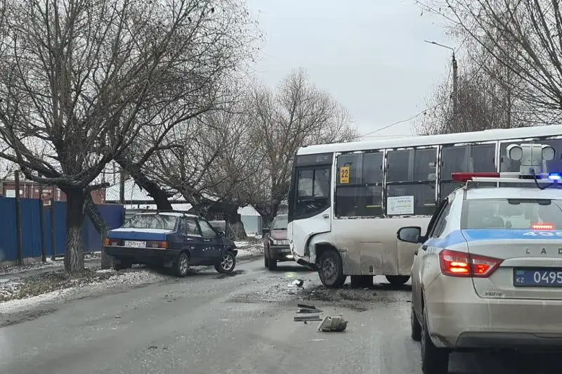 Пассажирский автобус попал в аварию в Петропавловске