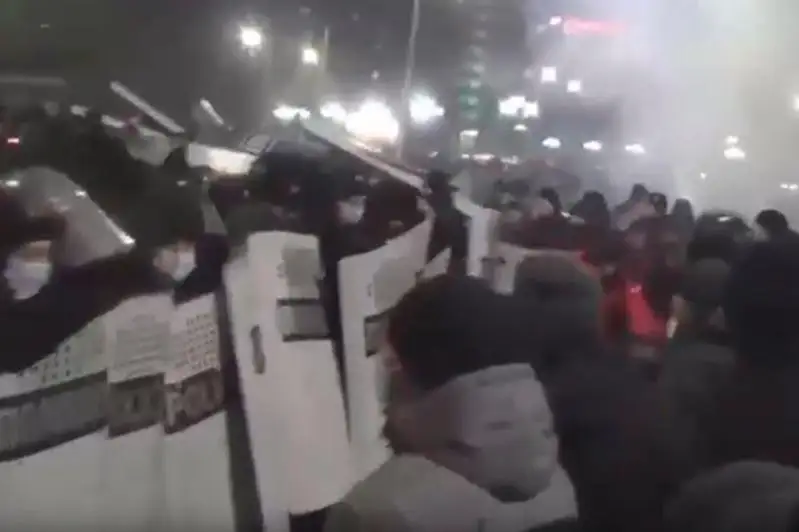 Около 150 полицейских и военнослужащих пострадали при массовых беспорядках в ВКО