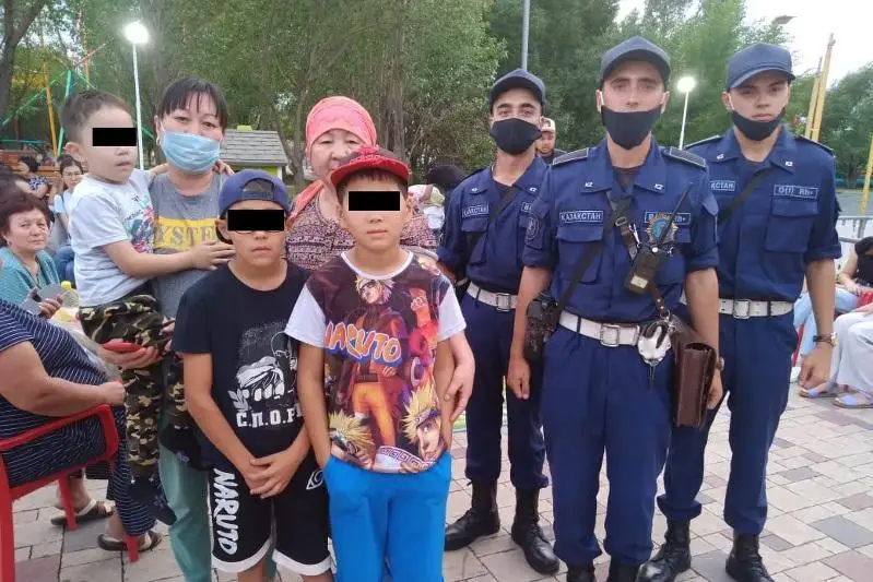 В Нур-Султане гвардецы вернули потерявшегося ребенка бабушке