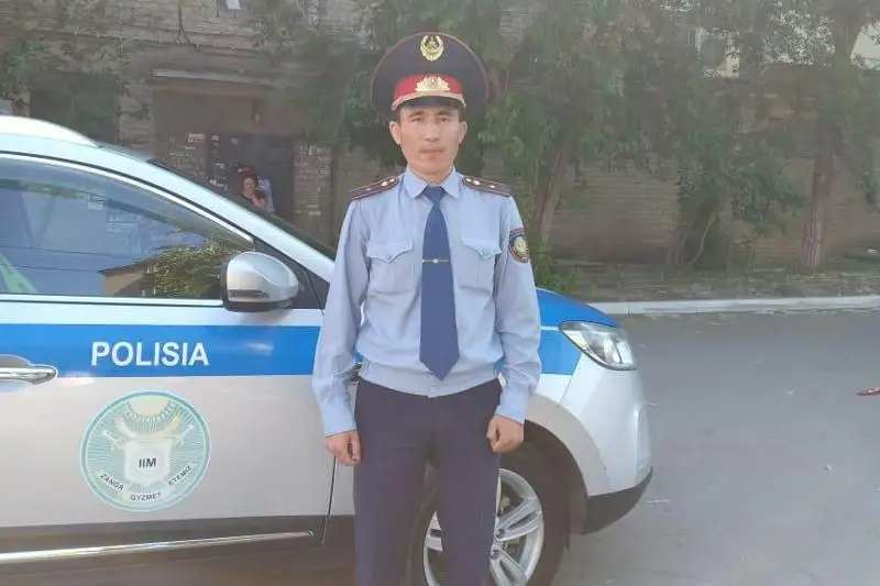 Хотела спрыгнуть с пятого этажа: в Костанае патрульный спас девушку