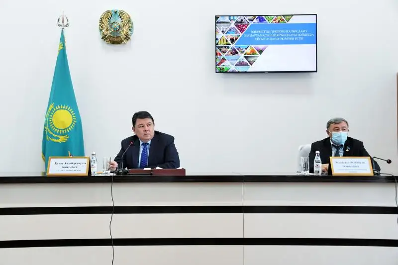 Almaty oblysynyń ákimi Uıǵyr aýdanyndaǵy sport kesheniniń qurylys barysymen tanysty