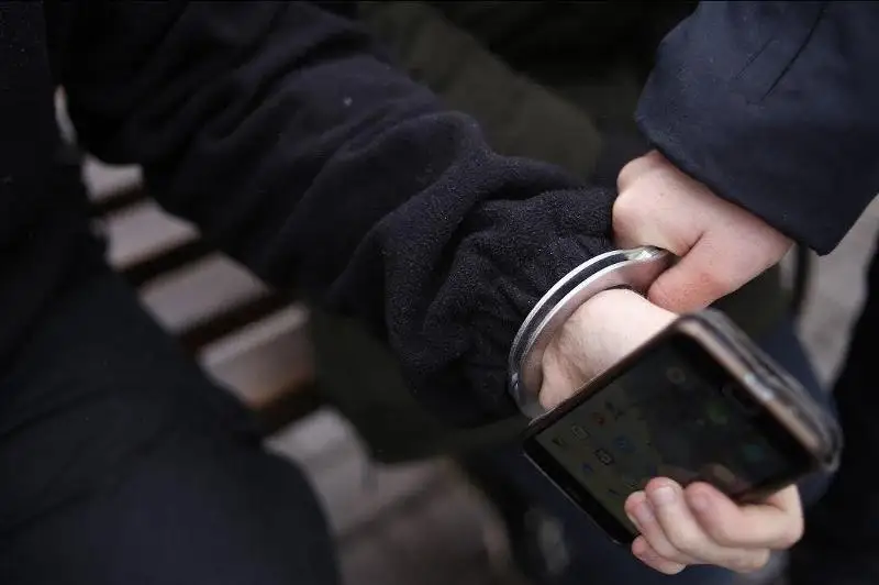 Nur-Sultanda ury kámeletke tolmaǵan balanyń uıaly telefonyn qoldy qyldy