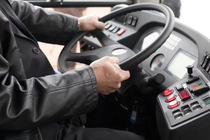 На некорректное поведение кондукторов и водителей автобусов обратил внимание аким СКО