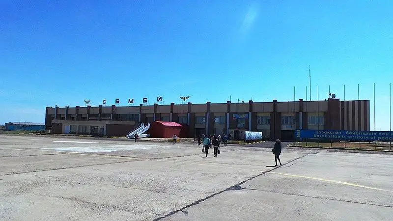 Semeı áýejaıynyń ushý-qoný jolaǵynan quny 1,4 mln teńgelik shamdar urlandy