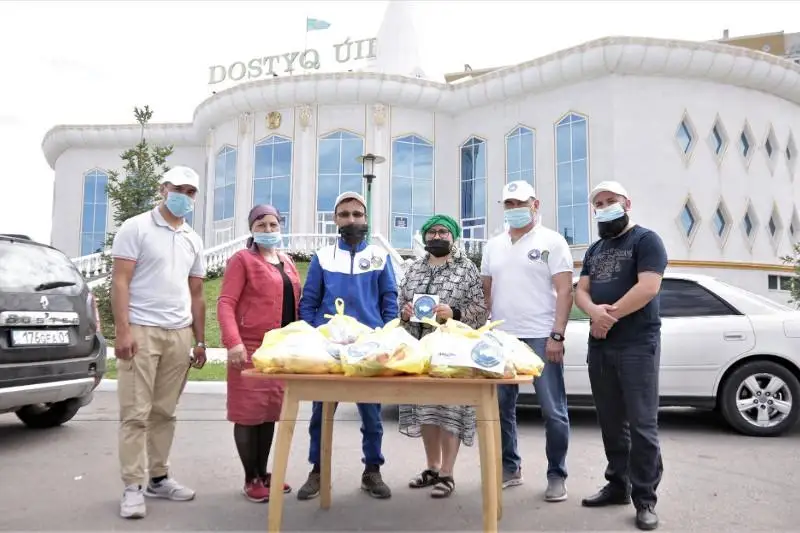 Около 500 семьям в Нур-Султане развезли жертвенное мясо члены городской АНК