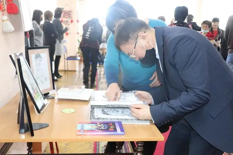 Óskemende satıra, sharj, karıkatýra janryndaǵy alǵashqy kórme ashyldy