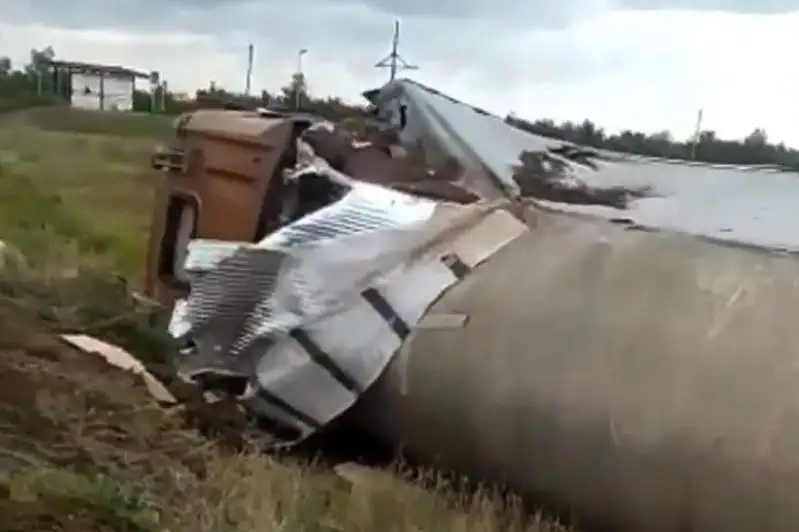 Грузовик со стройматериалами перевернулся на павлодарской трассе